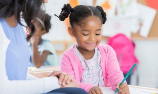 从小培养孩子正确的读书姿势（小朋友爱读书读书姿势要做到）