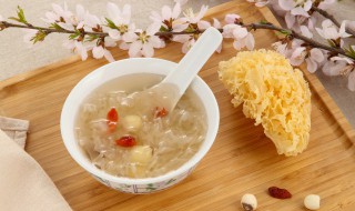 银耳百合雪梨汤的做法（银耳百合梨汤怎么做）