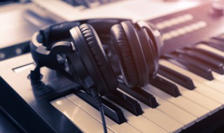 我想和你虚度时光歌词（如果说我想和你虚度时光歌词）