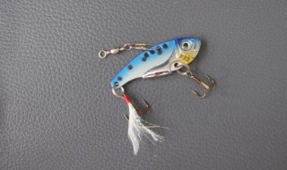 路亚飞蝇钩可以搭配瓜子亮片用吗 路亚白条,瓜子亮片用多大的钩子啊?