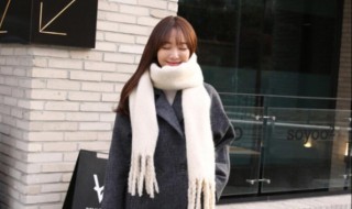 白色围巾配什么衣服（白色围巾配什么衣服图片）