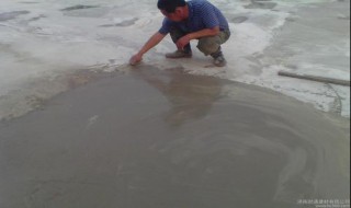 水泥怎样抹平整不起灰（如何让水泥光滑不起灰）