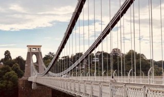 中国第一座吊桥在哪里(中国第一座吊桥在哪里建造)