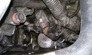 路虎5.0汽油进气管怎么拆（路虎5.0汽油进气管怎么拆下来）