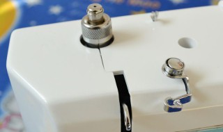 飞跃811缝纫机上盖如何打开(飞跃缝纫机780拆卸)