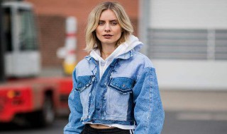 蓝色牛仔外套配什么内搭 蓝色牛仔外套配什么内搭和裤子