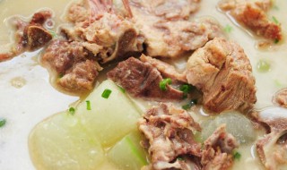 怎么炖排骨汤是白色的 怎么炖排骨汤是白色的呢