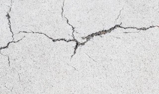 新装修的房子墙上有裂纹怎么处理（装修房子墙面裂纹怎么办）
