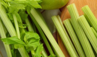 芹菜炒肉芹菜要焯水吗（芹菜炒肉芹菜要焯水吗视频）