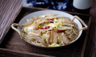 五花肉炖白菜粉皮怎么做（五花肉炖白菜粉皮怎么做的）