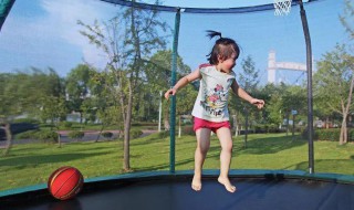 跳蹦蹦床的技巧 跳蹦蹦床的技巧与方法