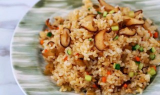 香菇炒饭怎么做(香菇炒饭怎么做视频)