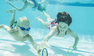 游泳时耳朵进水 游泳时耳朵进水怎么办 小妙招