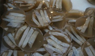 土笋冻里面的虫子是啥（土笋冻里面的虫子是啥沙虫可以吃吗）