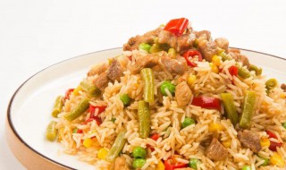 酸豆角肉肠炒饭的做法（酸豆角肥肠炒饭做法）