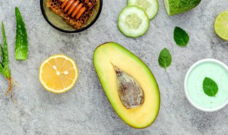 牛油果切一半怎么保鲜（牛油果切一半怎么保鲜存放）