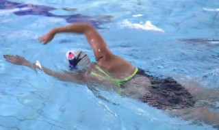 自由泳怎么换气? 自由泳怎么换气不呛水