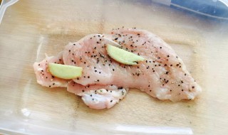 鸡肉放冰箱怎么保鲜（鸡肉放冰箱保鲜可以放多久）