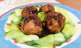 烩梅干菜狮子头怎么做（梅菜狮子头的做法）