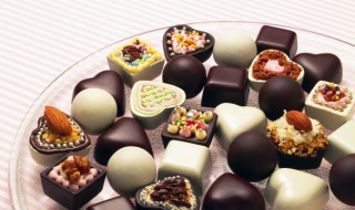 白巧克力和黑巧克力的区别(德芙白巧克力和黑巧克力的区别)