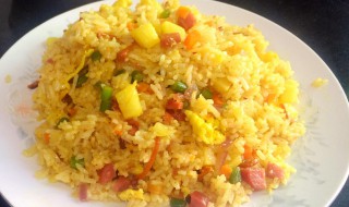 鸡肉菠萝炒饭(鸡肉菠萝炒饭怎么做)