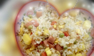 猪肉胡萝卜菠萝炒饭
