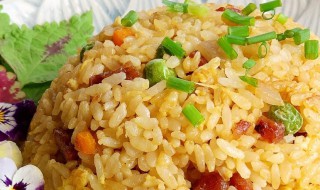 腊肠酱油炒饭怎么做（腊肠酱油炒饭怎么做好吃）