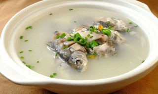怎样炖鲫鱼汤才能变白（怎样炖鲫鱼汤才能变白怎样炖排骨汤）