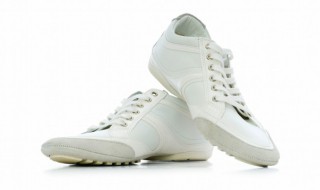 鞋子水晶发黄怎么办（水晶鞋发黄怎么去黄）