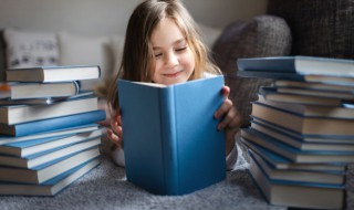 沟水汨汨怎么读（沟水汨汨怎么读音）