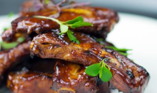 浓油赤酱的红烧排骨的做法（红烧酱汁排骨的做法）