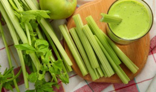 芹菜蘑菇炒鸡肉的做法(芹菜蘑菇炒鸡肉的做法大全)