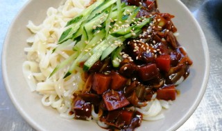 鲜藕炸酱面的做法 鲜藕炸酱面的做法窍门