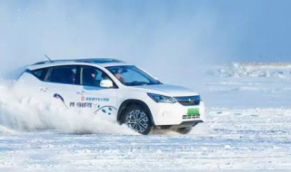 雪地开车打滑怎么办(开车雪天打滑怎么办)