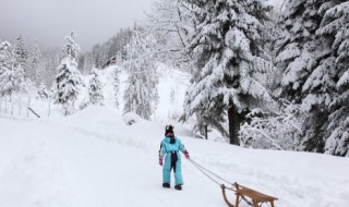 赞美冬天清理积雪的工作人员 赞美在冬天扫雪的清洁工