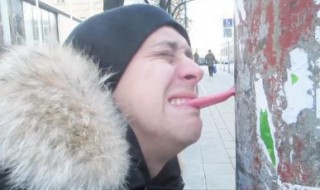 东北舔栏杆为什么会粘（东北舔栏杆为什么会粘在墙上）