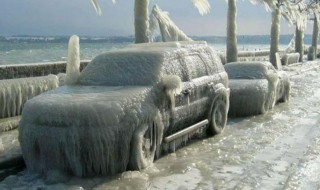 下雪后如何防止道路结冰(雪天路面结冰时人们可以怎样防滑)