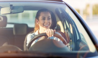 在下雪的路面开车要注意什么 在下雪的路面开车要注意什么安全