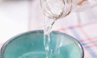 白醋加水喷衣服去皱吗（白醋加水喷衣服去皱吗有用吗）