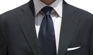 穿西服时最正式的衬衫颜色是（西装内搭衬衫主要是选择什么颜色）