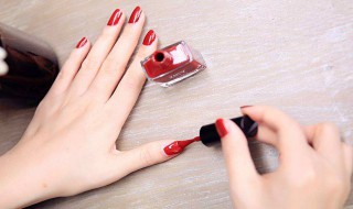 指甲肤色偏白搭配什么指甲油 指甲肤色偏白搭配什么指甲油颜色好看