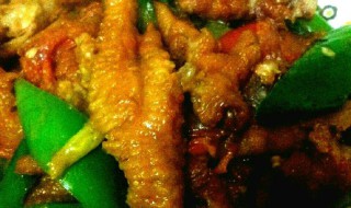 鸡爪怎么炒青椒（鸡爪炒青椒的家常做法窍门）