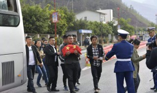 异地骨灰盒怎么带回家（异地骨灰盒怎么带回家有讲究嘛）