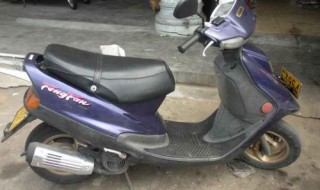 踏板车后面支架怎么放下来 踏板车后面支架怎么放下来图解