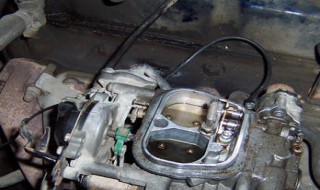 巧格100化油器油门线怎么卸（巧格100化油器放油螺丝）