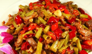 香辣酸豆角炒鸡胗怎么做（酸豆角炒鸡肫）