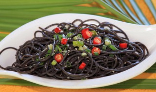 凉拌蕨根粉怎么做好吃（凉拌蕨根粉怎么做好吃视频）