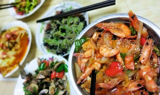 洋葱芝麻爆炒虾怎么做（洋葱爆炒虾的做法）