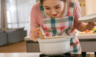 苋菜皮蛋鲜蘑汤怎么做 苋菜皮蛋鲜蘑汤怎么做才好吃