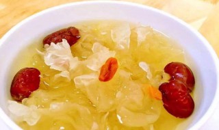 银耳莲子百合红枣汤的功效与作用（银耳莲子百合红枣汤的功效与作用禁忌）